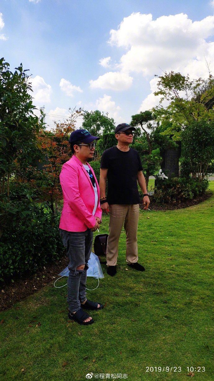 程青松爆虐殺于朦朧！昔穿「亮粉西裝」悼念喬任梁一幕被挖　網全怒了。（圖／微博）