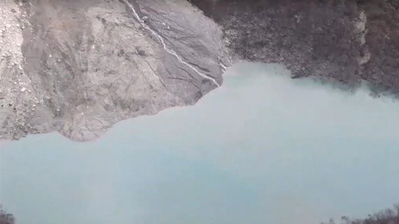 花蓮堰塞湖持續崩塌　水染泥色空拍畫面曝