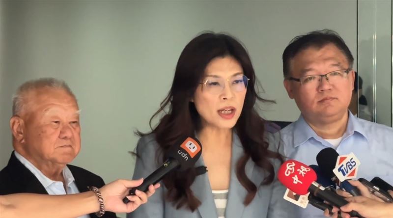 鄭麗文今天拜會台玻董事長林伯豐（左）。（圖／翻攝自鄭麗文臉書）