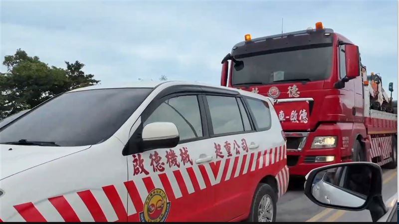 民眾在花蓮募集吊車大王的救災車隊。（圖／翻攝畫面）