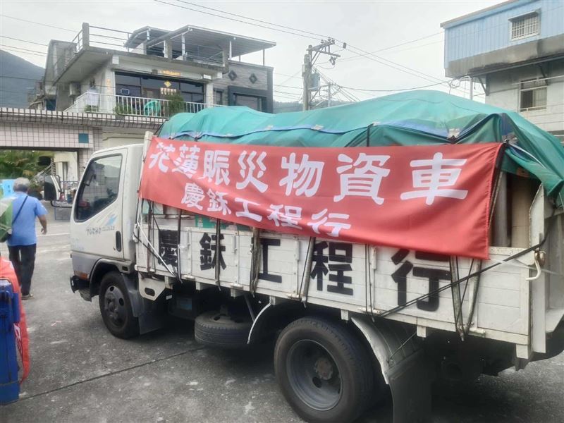 黃捷募集兩卡車的救災物資，並在工程行的協助下送入花蓮災區。（圖／黃捷國會辦公室提供）