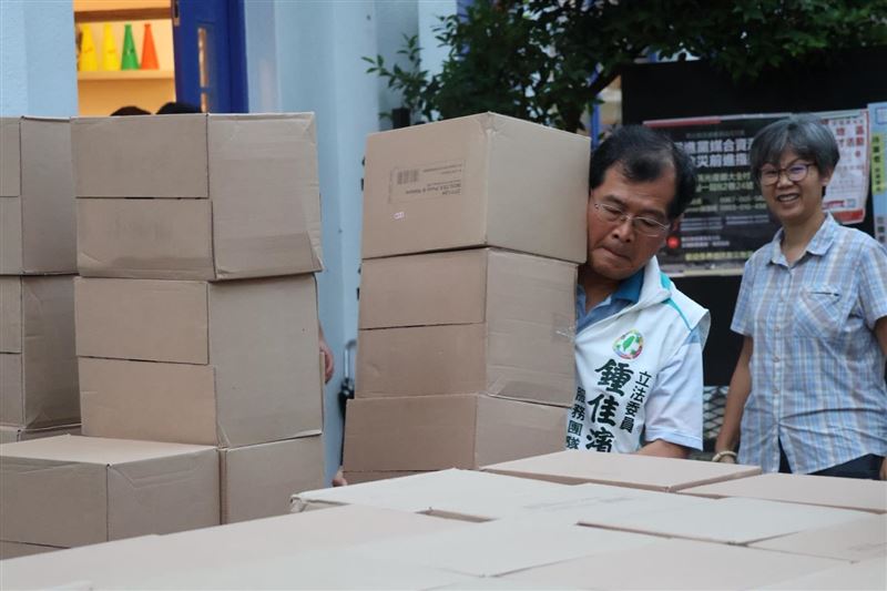 鍾佳濱媒合慈善團體與在地企業，共募集120箱物資送入花蓮。（圖／翻攝自鍾佳濱臉書）