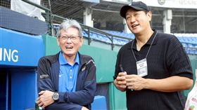 李大浩和郭泰源相見。（圖／富邦悍將提供） 