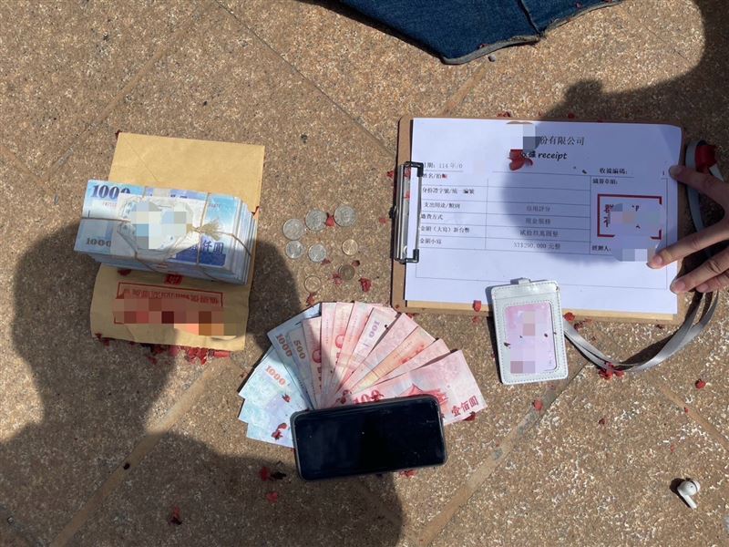 警方當場查扣100多萬元現金、提款卡、工作證等證物。（圖／翻攝畫面）