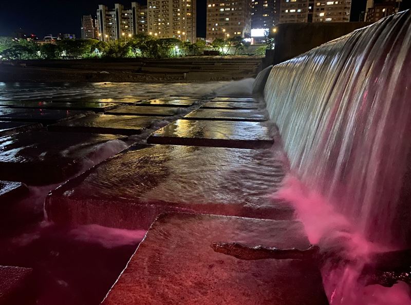 碧潭堰以「生態友善」為核心理念，特別設計了符合魚類及其他水生生物習性的「魚道」。（圖／新北市水利局）