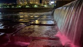 碧潭堰以「生態友善」為核心理念，特別設計了符合魚類及其他水生生物習性的「魚道」。（圖／新北市水利局）