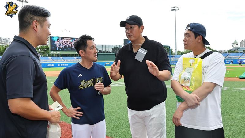 平野惠一賽前和李大浩相見。（圖／中信兄弟提供）