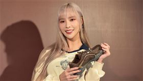 樂天桃猿與台北戰神雙棲啦啦隊團長Rina。（圖／斐樂股份有限公司提供）