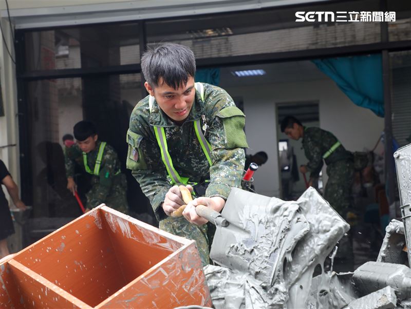 官兵以鏟子等工具，協助清理滿街的淤泥。（圖／國防部提供）