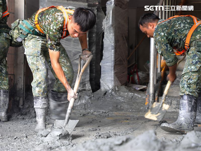 官兵以鏟子等工具，協助清理滿街的淤泥。（圖／國防部提供）
