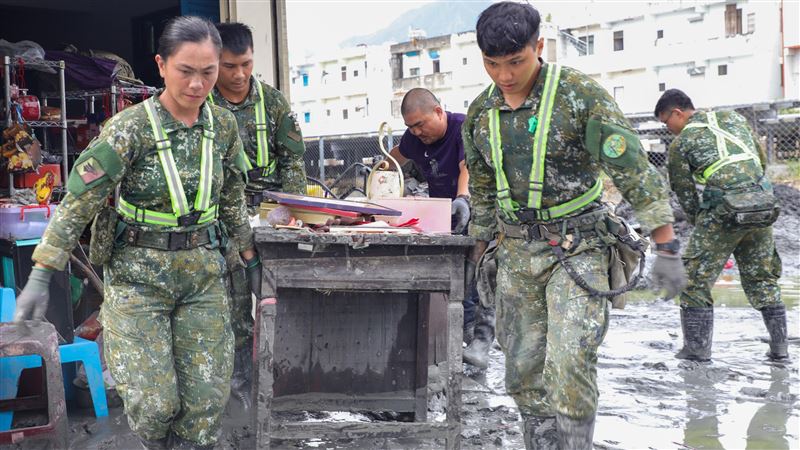 官兵協助搬運大型廢棄物。（圖／國防部提供）