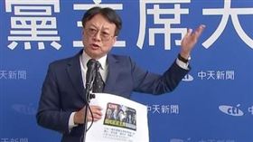 卓伯源推開媒體高層搶麥克風，怒喊可恥。（圖／翻攝畫面）