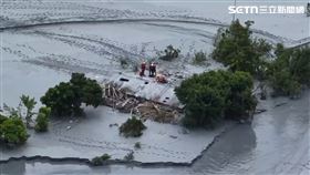  小沂家空拍畫面曝光，黑泥水灌滿屋，消防徒手開挖找姑爺。（圖／翻攝畫面）