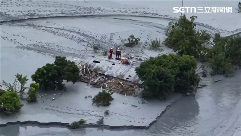 小沂家空拍畫面曝光，至少2樓高的平房，全部被黑泥水淹沒剩下屋頂。（圖／翻攝畫面）