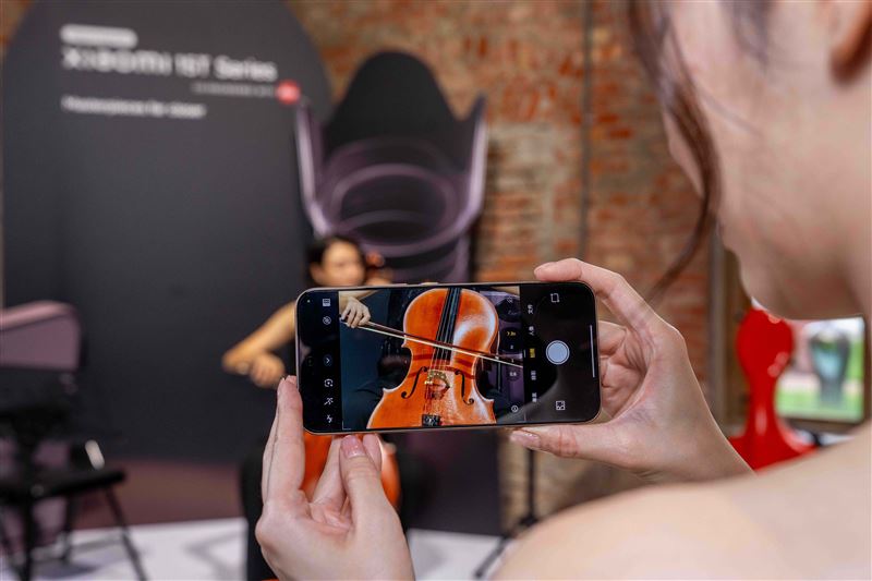 Xiaomi 15T Series全系列搭載徠卡三鏡頭系統。Xiaomi 15T Pro首次導入5x潛望式長焦鏡頭