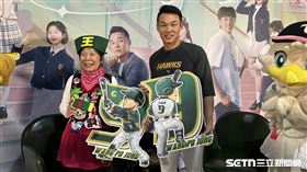 王柏融與球迷「北海道阿嬤」小貫和惠賽前見面互贈禮物。（圖／記者蔡厚瑄攝影）