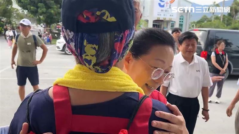 徐榛蔚（戴眼鏡者）與傅崐萁（後）到光復鄉關心災民狀況