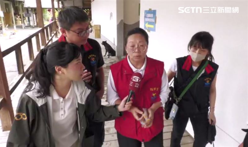 徐榛蔚（中）看到記者一度愣住