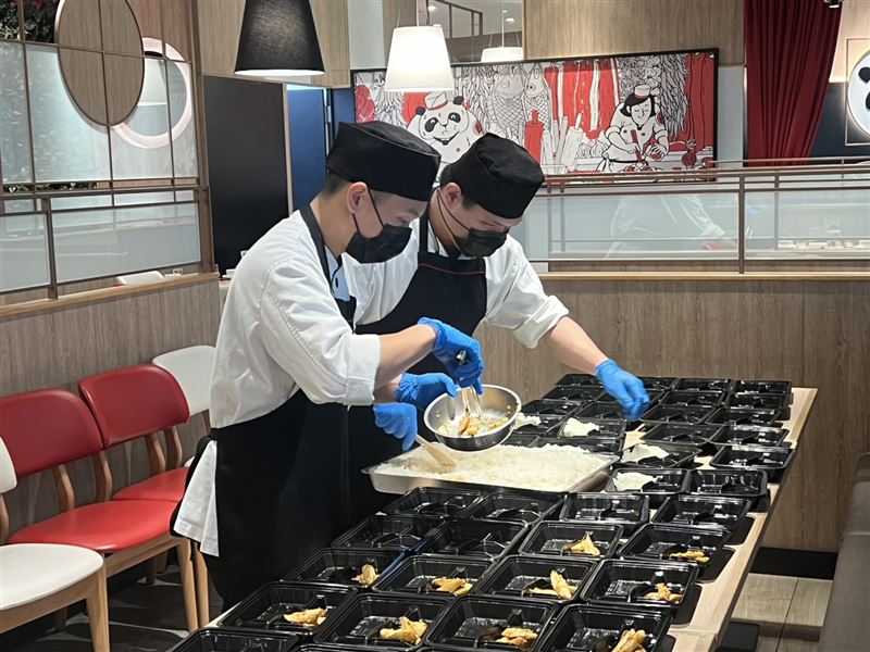 饗賓集團由花蓮兩間門市「開飯川食堂」與「饗泰多」，製作200份熱騰騰的餐盒，送往光復鄉。（圖／饗賓集團提供）