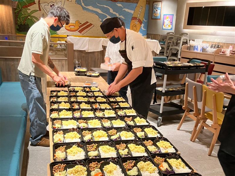 饗賓集團由花蓮兩間門市「開飯川食堂」與「饗泰多」，製作200份熱騰騰的餐盒，送往光復鄉。（圖／饗賓集團提供）