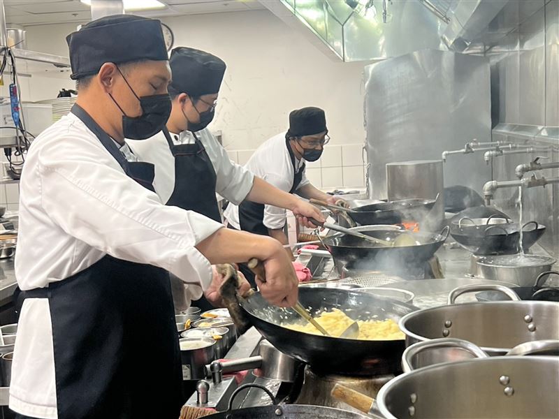 饗賓集團由花蓮兩間門市「開飯川食堂」與「饗泰多」，號召20位同仁投入賑災行列，親手製作200份餐盒，送往受災最嚴重的光復鄉。（圖／饗賓集團提供）