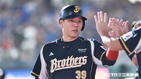 中職36年例行賽，中信兄弟左外野手詹子賢靠岳政華安打跑回第2分。（圖／記者劉彥池攝影）