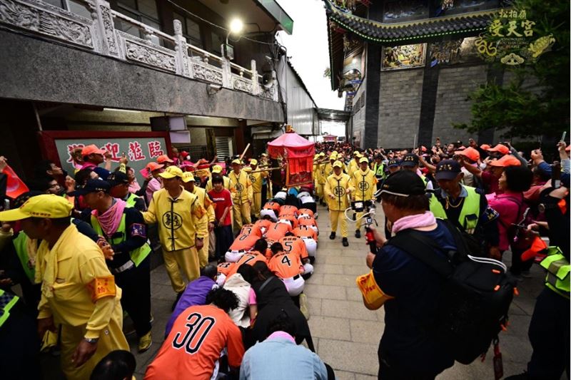 白沙屯媽祖與南投棒球隊員。（圖／翻攝自松柏嶺受天宮粉絲專頁）