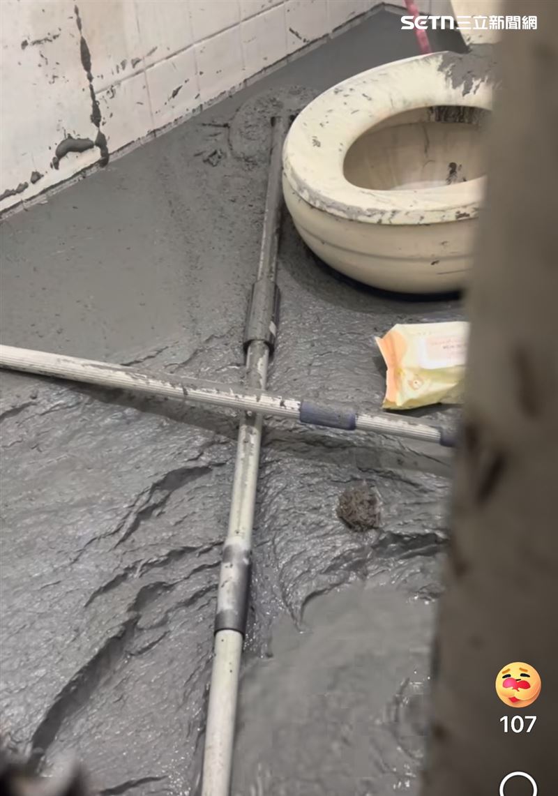 馬桶幾乎快被淤泥淹沒。（圖／三立讀者王小姐提供）