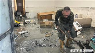 獨/暖男突現身災民家門口　狂掃9小時清淤