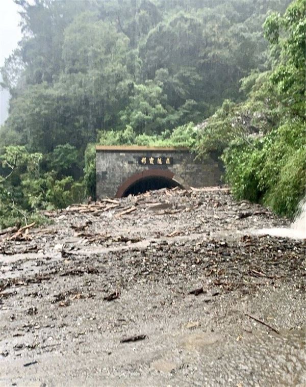 坍方徹底阻斷部落交通，公路局預計道路最快9月30日搶通。（圖／翻攝自伍麗華｜Saidai / Reseres臉書）