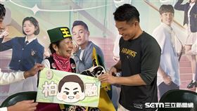 台鋼雄鷹邀請日本大王鐵粉「北海道阿嬤」小貫和惠來台開球，也終於與王柏融相見歡。（圖／記者蔡厚瑄攝影）