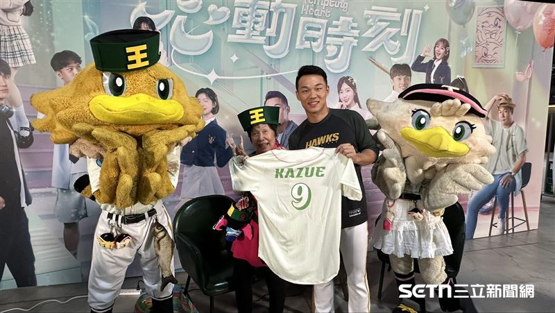 台鋼雄鷹邀請日本大王鐵粉「北海道阿嬤」小貫和惠來台開球，也終於與王柏融相見歡。（圖／記者蔡厚瑄攝影）