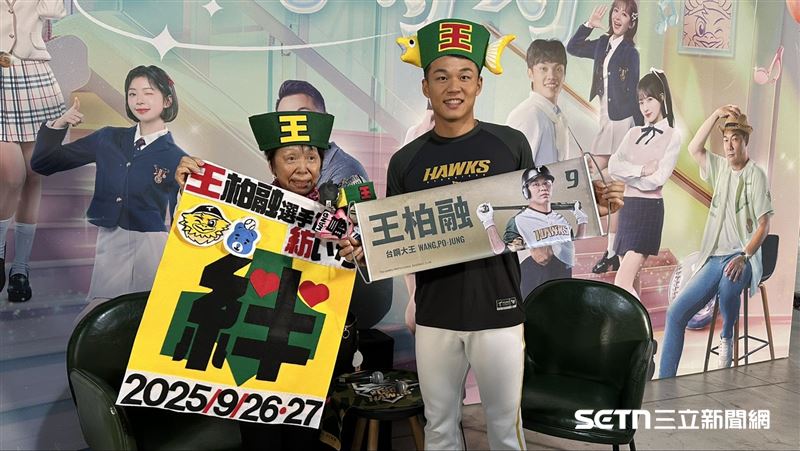 台鋼雄鷹邀請日本大王鐵粉「北海道阿嬤」小貫和惠來台開球，也終於與王柏融相見歡。（圖／記者蔡厚瑄攝影）