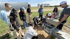 2025台灣農訪團小麥分團在南達科他州皮爾市近郊參訪 Eisenbraun 農場。（圖／翻攝Taiwan in Denver臉書）