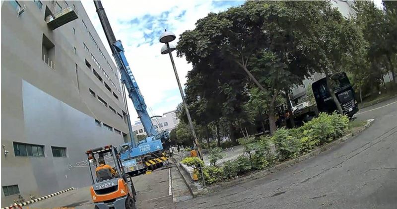 合勤控2024年法拍購得竹南廠房，竟遭人強行高空侵入拆除設備，報案之後警方到場，也未見逮捕現行犯。（圖／合勤控提供）