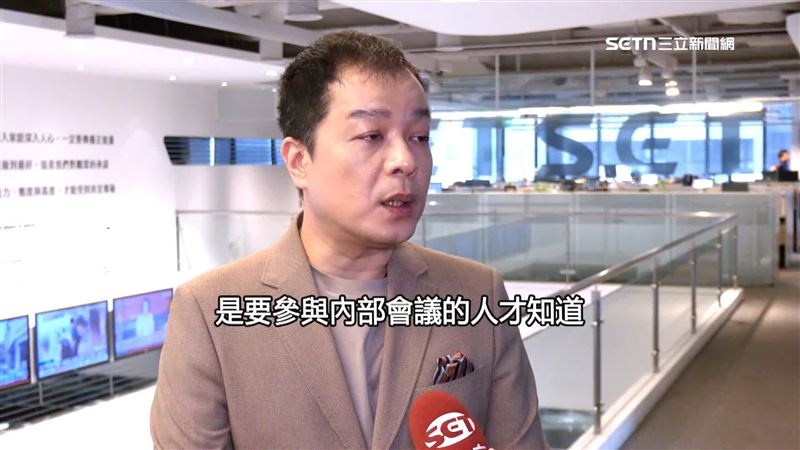 鍾年晃表示，很多獨家新聞都是這位S女記者寫的，但內容大多都是要參與內部會議的人才知道