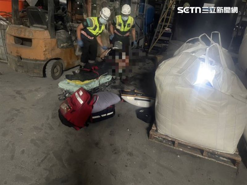 周男在工廠倒地死亡，警將報請檢方相驗。（圖／翻攝畫面）