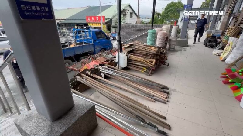 光復車站前放著各式專業器具協助救災