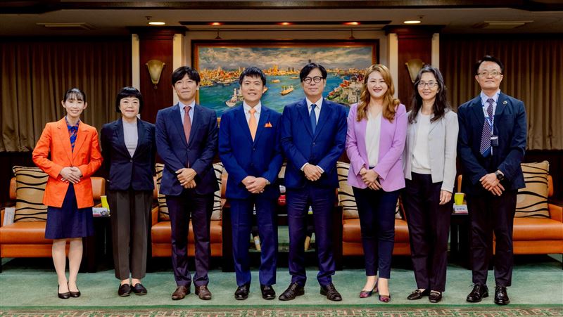 捷星航空CEO田中正和今率團拜會高雄市長陳其邁，盼日後成為唯一營運高雄的日本航空公司。（圖／翻攝畫面）