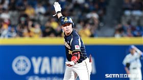 中職36年例行賽，中信兄弟左外野手詹子賢敲出二壘安打送回江坤宇。（圖／記者劉彥池攝影）