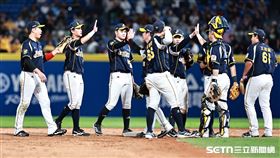 中職36年例行賽，中信兄弟9：2擊敗富邦悍將，球員賽後擊掌慶祝勝利。（圖／記者劉彥池攝影）