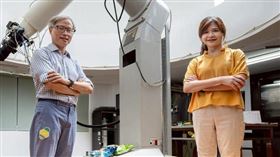 清華大學天文所教授江國興（左）與博士生張怡琪，提出中等質量黑洞候選者重要證據，成果刊登於《天文物理期刊與NASA官網。（圖/清大提供）