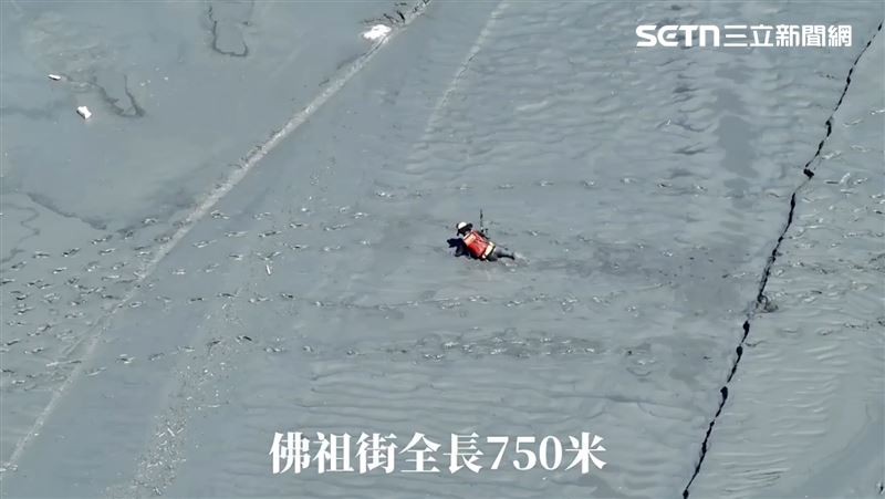 全長750米的佛祖街，特搜英雄冒險「爬走」4趟，深入災區。（圖／屏東縣消防局提供）