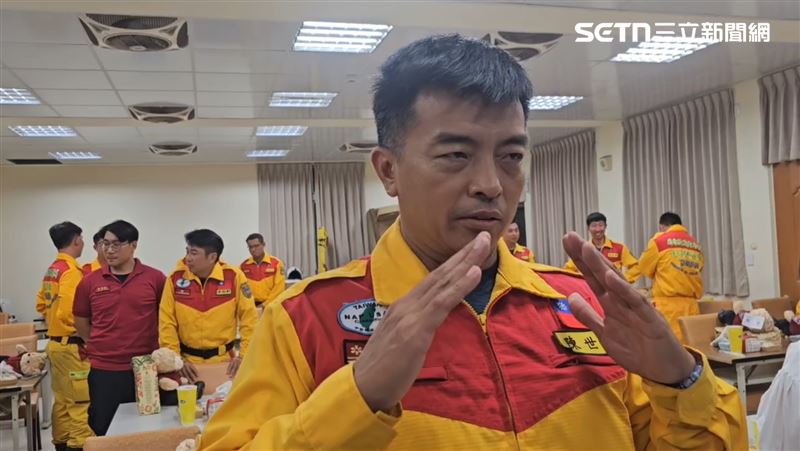 屏東縣消防局特種搜救大隊大隊長陳世鴻，還原當時小沂說法，心還酸酸的。（圖／記者朱俊傑攝影）