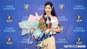 中職36年例行賽，Fubon Angels韓籍成員南珉貞賽後收到棒棒糖。（圖／記者劉彥池攝影）