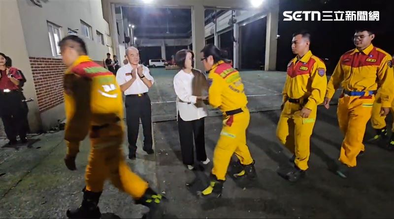 屏東縣消防局特種搜救大隊23位英雄歸隊，縣長周春米特地到基地迎接。（圖／記者朱俊傑攝影）