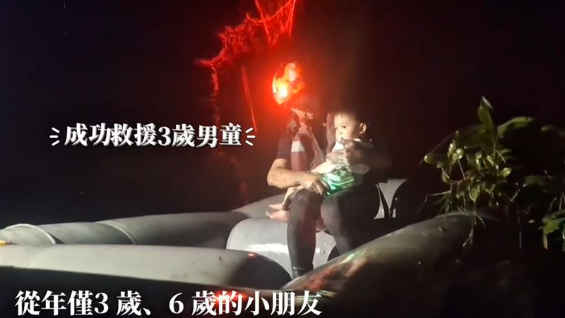 3歲受困男童獲救，被特搜隊員報在懷中。（圖／屏東縣消防局提供）