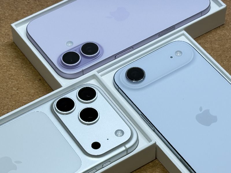 iPhone新機評測　專家看好標準版性價比蘋果公司在台開賣iPhone 17（上）、iPhone 17 Pro（左）、iPhone Air（右）三款新手機，3C科技達人Tim哥實測後指出，標準版iPhone 17價格低、規格升級明顯，性價比超高，是今年最令人驚喜的新品。中央社記者吳家豪攝　114年9月26日