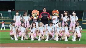 林智勝賽前邀請UniGirls共舞。（圖／統一獅提供） 