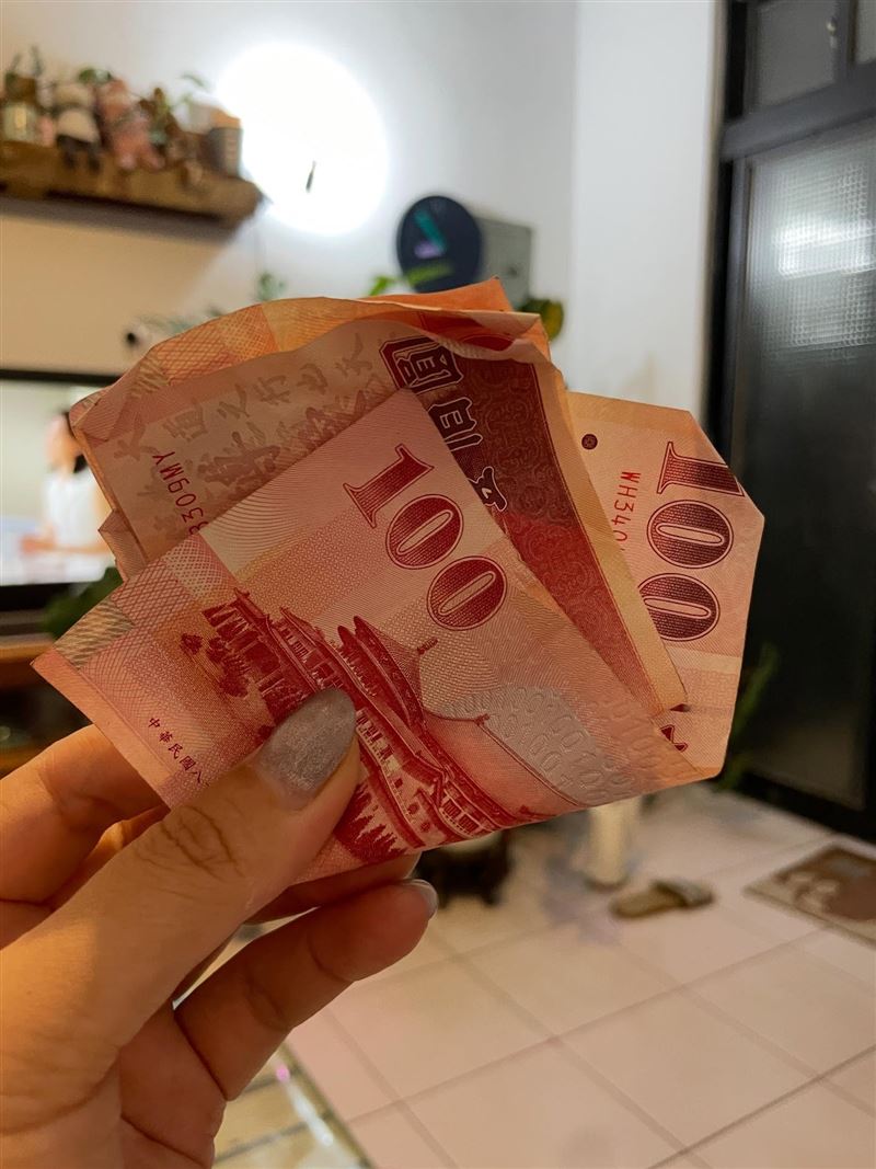 女網友買鏟子、鋤頭搭公車要去救災，，司機得知後立刻掏出身上數百元零錢給她買便當補充體力。（圖／翻攝threads@iris_wu06）